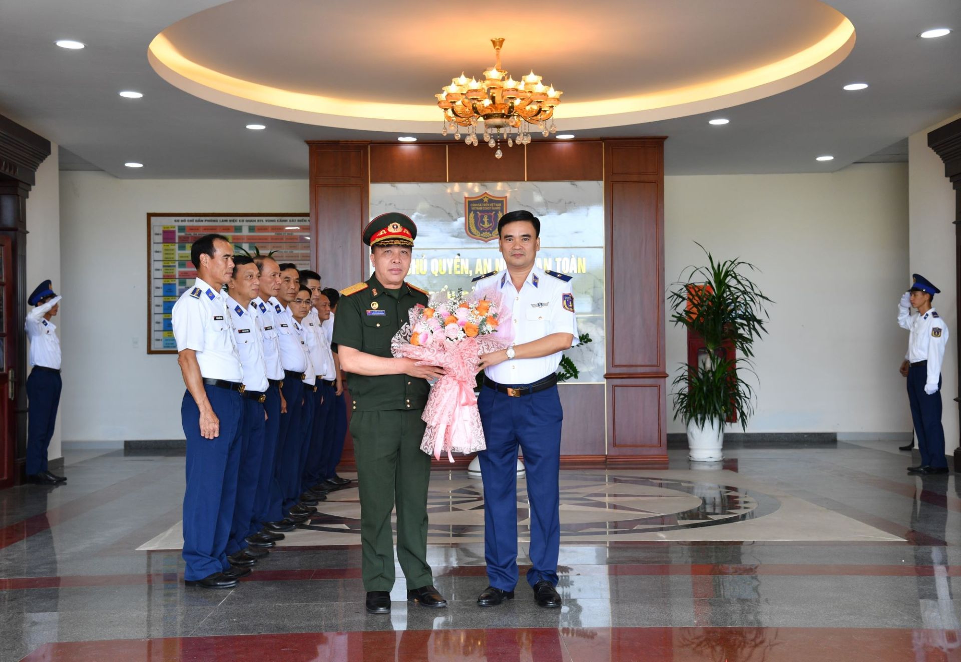 Thiếu tướng Trần Văn Lượng – Tư lệnh Vùng Cảnh sát biển 4 tặng hoa chào mừng Đoàn công tác Cục Tài chính, Tổng cục Hậu cần, Bộ Quốc phòng Lào đến thăm, làm việc tại đơn vị