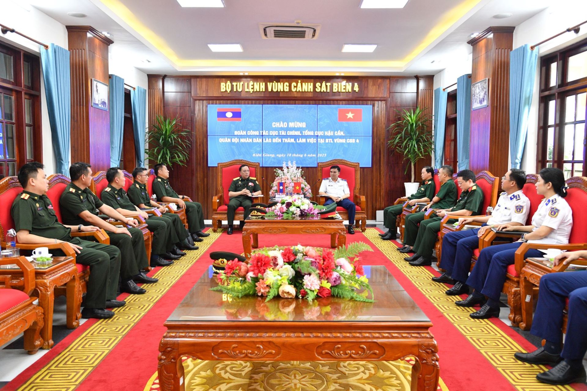 Tăng cường hợp tác, nâng cao hiệu quả công tác tài chính quốc phòng Việt Nam - Lào