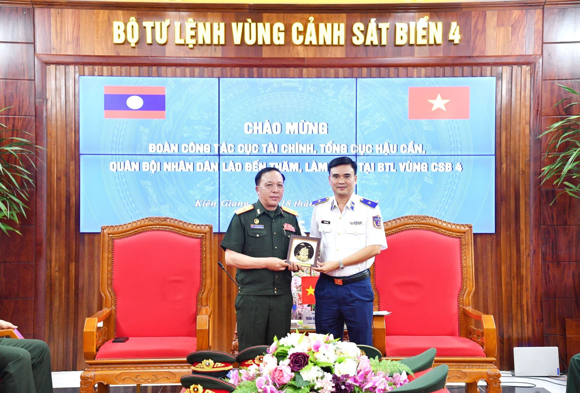 Thiếu tướng Trần Văn Lượng – Tư lệnh Vùng Cảnh sát biển 4 tặng quà lưu niệm cho Thiếu tướng Bun Phong Bút Tha Vông – Cục trưởng Cục Tài chính, Tổng cục Hậu cần, Bộ Quốc phòng Lào