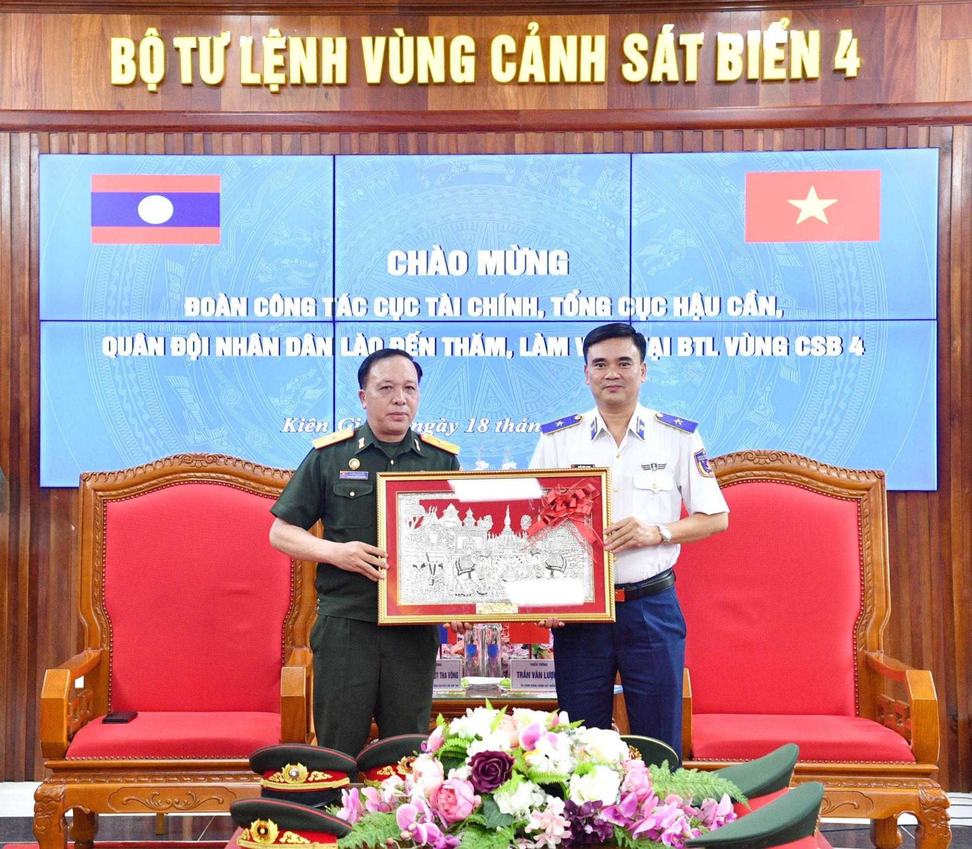 Thiếu tướng Bun Phong Bút Tha Vông – Cục trưởng Cục Tài chính, Tổng cục Hậu cần, Bộ Quốc phòng Lào tặng quà lưu niệm cho Bộ Tư lệnh Vùng Cảnh sát biển 4.