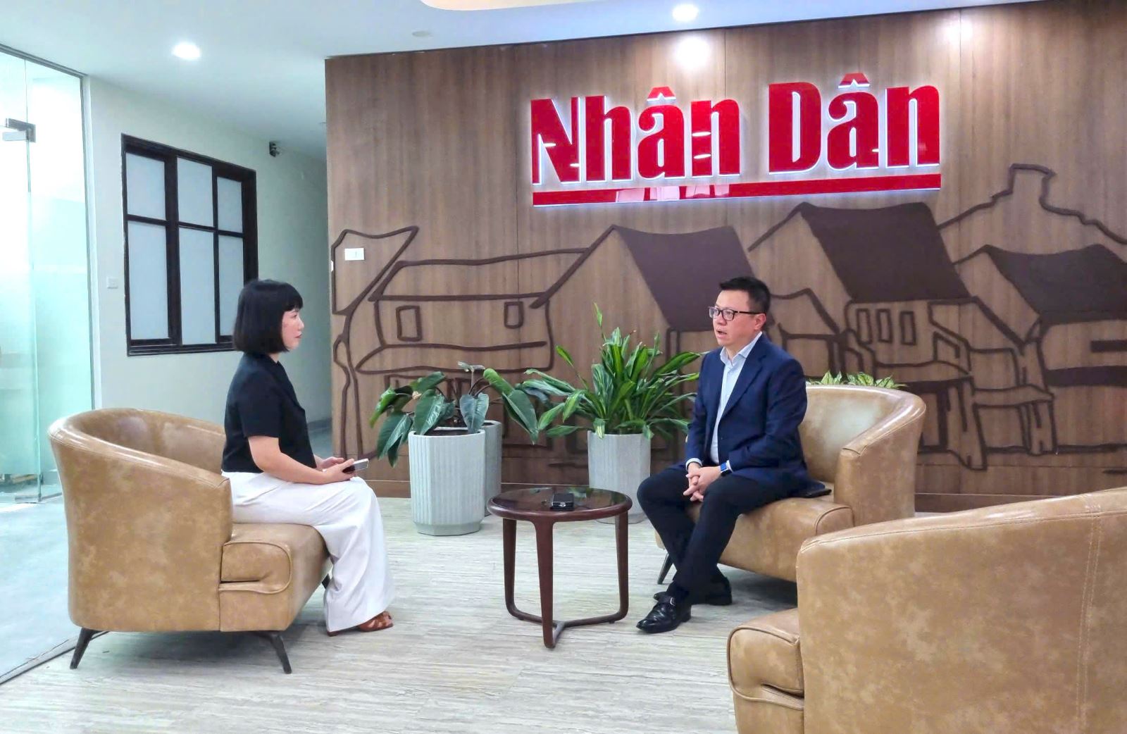 Đồng chí Lê Quốc Minh trao đổi với phóng viên Báo Tin tức và Dân tộc. Ảnh: Lê Phú Đồng chí Lê Quốc Minh trao đổi với phóng viên Báo Tin tức và Dân tộc. Ảnh: Lê Phú