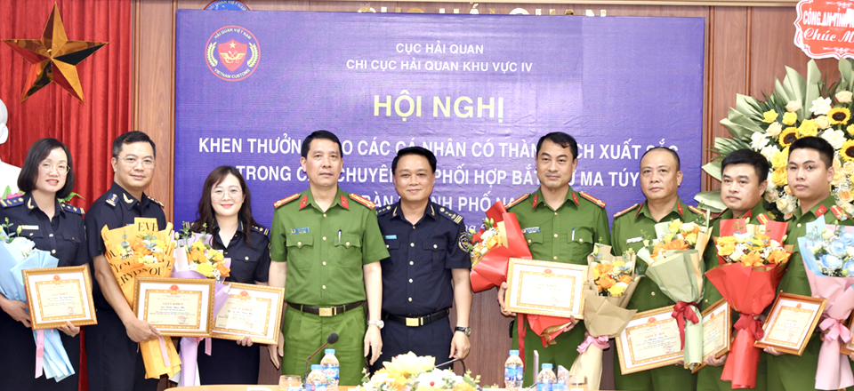 Khen thưởng 12 cá nhân xuất sắc trong hai chuyên án phối hợp triệt phá tội phạm ma túy