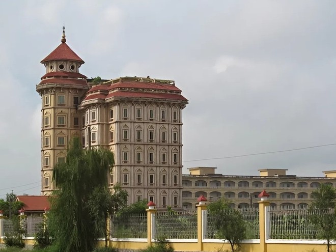 Đình chỉ hoạt động đào tạo trình độ đại học với một trường đại học