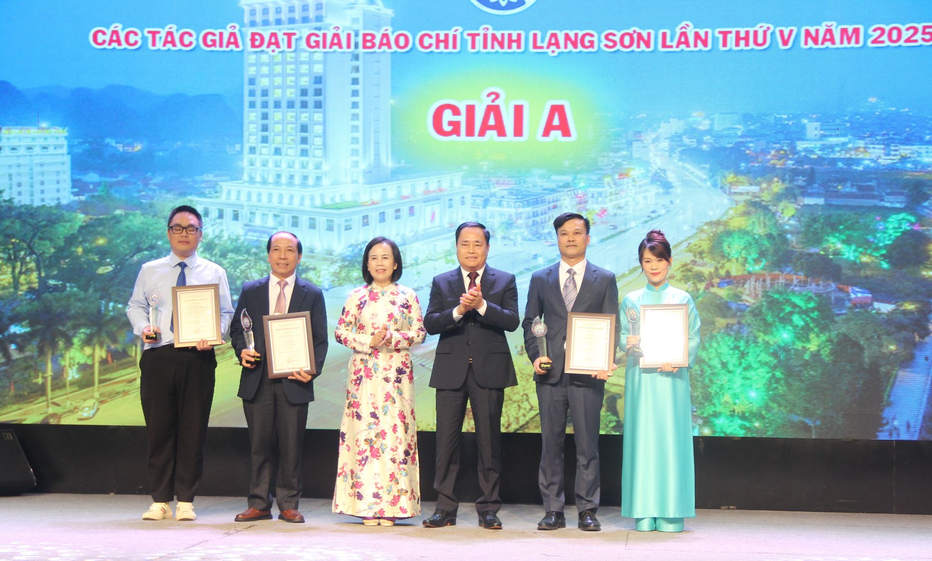 Đội ngũ cán bộ làm công tác báo chí luôn phải “mắt sáng, lòng trong, bút sắc”