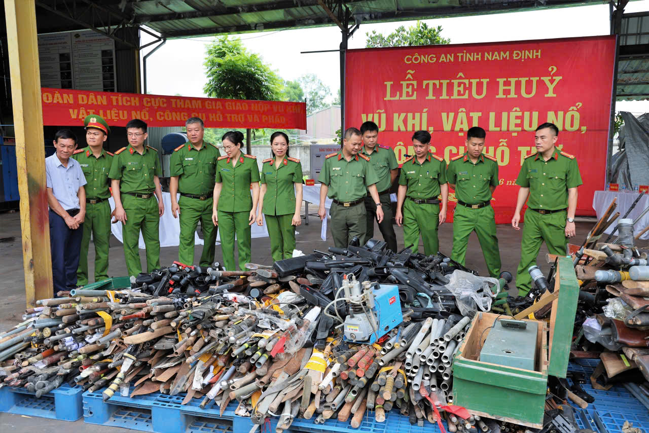 Nam Định tiêu hủy hàng nghìn vũ khí, vật liệu nổ và công cụ hỗ trợ Nam Định tiêu hủy hàng nghìn vũ khí, vật liệu nổ và công cụ hỗ trợ