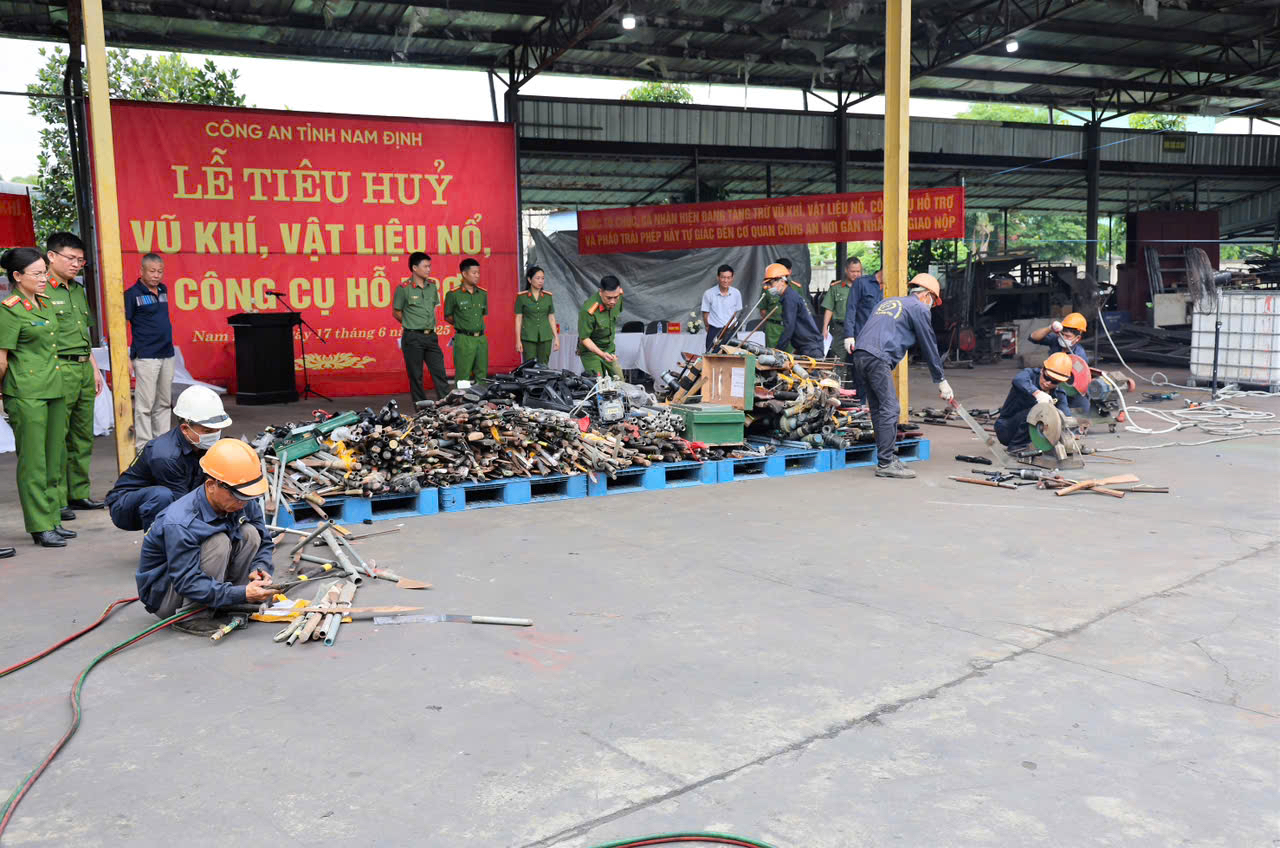 Việc tiêu hủy vũ khí, vật liệu nổ, công cụ hỗ trợ không đơn thuần là hành động kỹ thuật mà mang ý nghĩa chính trị, pháp lý và xã hội sâu sắc Việc tiêu hủy vũ khí, vật liệu nổ, công cụ hỗ trợ không đơn thuần là hành động kỹ thuật mà mang ý nghĩa chính trị, pháp lý và xã hội sâu sắc