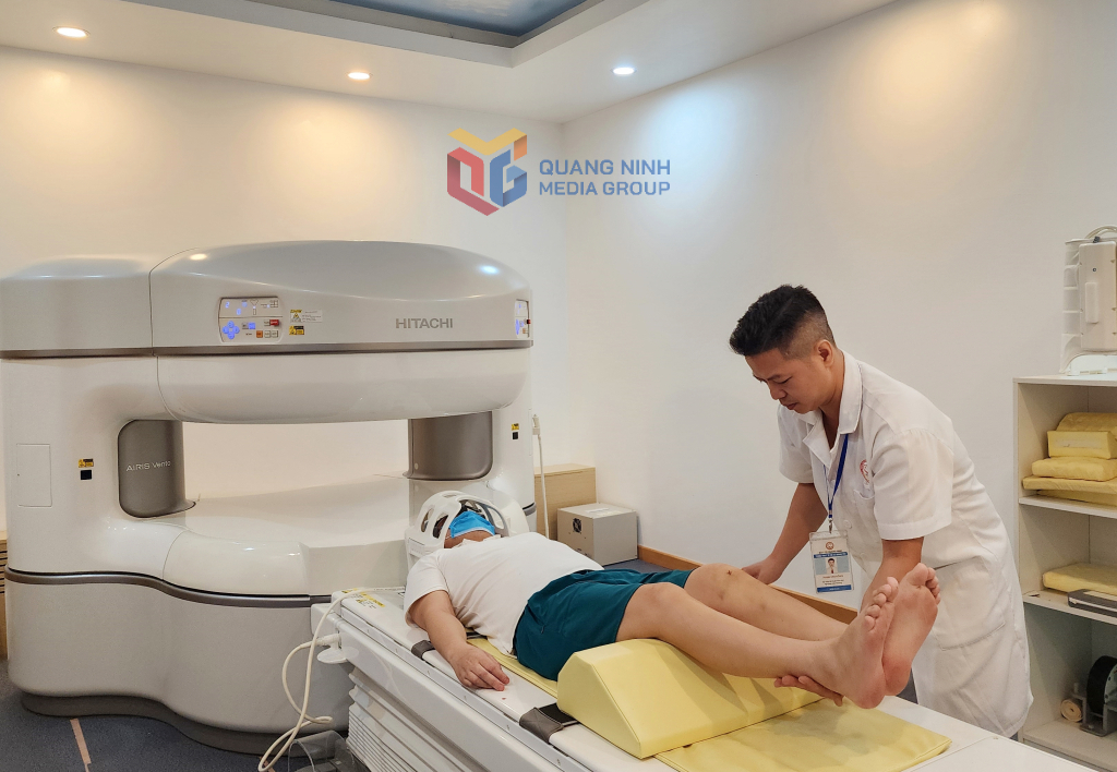 Kỹ thuật viên của Trung tâm Y tế Quảng Yên đang thực hiện chụp cộng hưởng từ cho người dân đến khám bệnh.