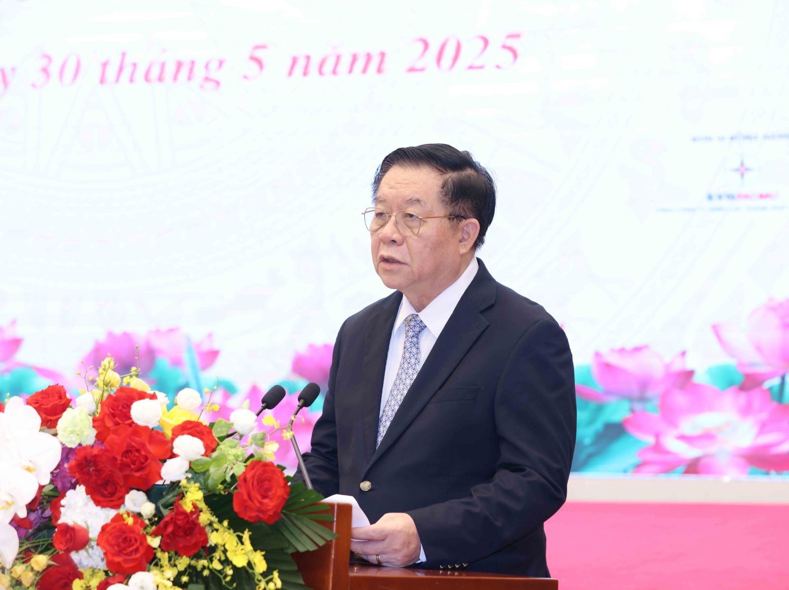 Đồng chí Nguyễn Trọng Nghĩa, Ủy viên Bộ Chính trị, Trưởng ban Tuyên giáo và Dân vận Trung ương: Mỗi người làm báo hôm nay tự hào với truyền thống 100 năm của Báo chí Cách mạng Việt Nam và nhận thức rõ những chỉ đạo sâu sắc của Tổng Bí thư Tô Lâm: “Kỷ nguyên mới đặt ra yêu cầu nhiệm vụ mới, cao hơn đối với báo chí cách mạng, đòi hỏi báo chí phát triển tương xứng, vươn mình cùng dân tộc, xứng tầm với nền báo chí chuyên nghiệp, nhân văn, hiện đại”. Đây là là mệnh lệnh chính trị, là lời hiệu triệu mỗi người làm báo, cơ quan báo chí cần đổi mới toàn diện tư duy, phương thức hoạt động và tổ chức bộ máy. Đồng chí Nguyễn Trọng Nghĩa, Ủy viên Bộ Chính trị, Trưởng ban Tuyên giáo và Dân vận Trung ương: Mỗi người làm báo hôm nay tự hào với truyền thống 100 năm của Báo chí Cách mạng Việt Nam và nhận thức rõ những chỉ đạo sâu sắc của Tổng Bí thư Tô Lâm: “Kỷ nguyên mới đặt ra yêu cầu nhiệm vụ mới, cao hơn đối với báo chí cách mạng, đòi hỏi báo chí phát triển tương xứng, vươn mình cùng dân tộc, xứng tầm với nền báo chí chuyên nghiệp, nhân văn, hiện đại”. Đây là là mệnh lệnh chính trị, là lời hiệu triệu mỗi người làm báo, cơ quan báo chí cần đổi mới toàn diện tư duy, phương thức hoạt động và tổ chức bộ máy.