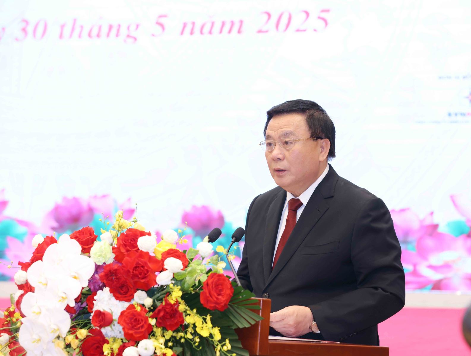 GS.TS Nguyễn Xuân Thắng, Ủy viên Bộ Chính trị, Giám đốc Học viện Chính trị quốc gia Hồ Chí Minh, Chủ tịch Hội đồng lý luận Trung ương: Với cách tiếp cận khách quan, nhiều chiều, báo chí đã phản ánh trung thực, sinh động đời sống xã hội trên mọi miền đất nước; kịp thời nêu bật những vấn đề bức thiết về giảm nghèo, môi trường, giáo dục, y tế, an sinh, xã hội, cải cách hành chính, phòng chống tham nhũng, lãng phí, tiêu cực... đóng vai trò giám sát và phản biện xã hội, phát hiện những điểm nghẽn trong quản lý, tổ chức thực hiện chính sách, đưa ra các kiến nghị xác đáng, giúp Đảng và Nhà nước kịp thời điều chỉnh hoàn thiện thể chế, pháp luật. GS.TS Nguyễn Xuân Thắng, Ủy viên Bộ Chính trị, Giám đốc Học viện Chính trị quốc gia Hồ Chí Minh, Chủ tịch Hội đồng lý luận Trung ương: Với cách tiếp cận khách quan, nhiều chiều, báo chí đã phản ánh trung thực, sinh động đời sống xã hội trên mọi miền đất nước; kịp thời nêu bật những vấn đề bức thiết về giảm nghèo, môi trường, giáo dục, y tế, an sinh, xã hội, cải cách hành chính, phòng chống tham nhũng, lãng phí, tiêu cực... đóng vai trò giám sát và phản biện xã hội, phát hiện những điểm nghẽn trong quản lý, tổ chức thực hiện chính sách, đưa ra các kiến nghị xác đáng, giúp Đảng và Nhà nước kịp thời điều chỉnh hoàn thiện thể chế, pháp luật.