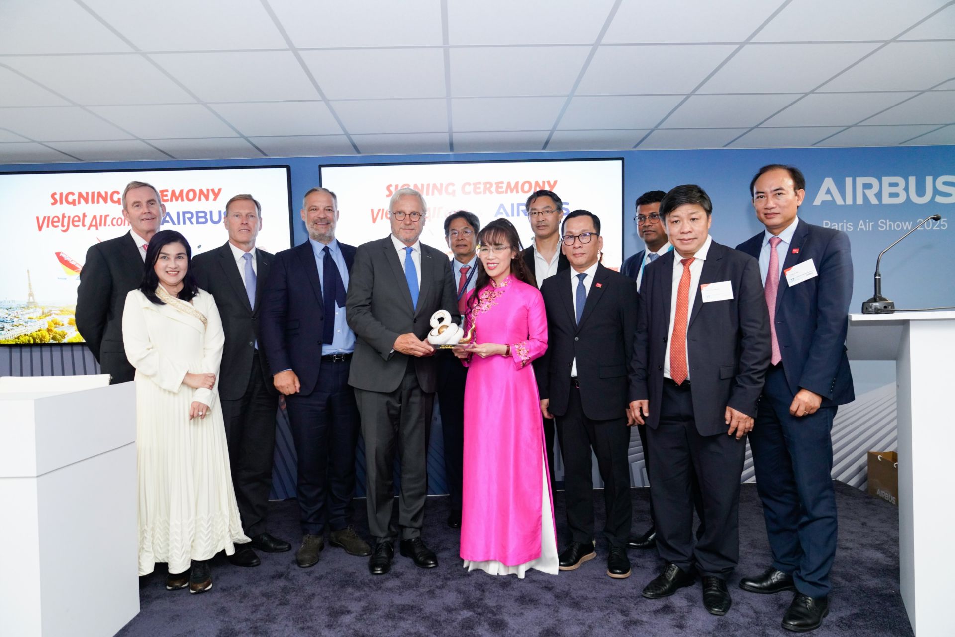 Đại diện lãnh đạo Airbus và Vietjet tại Triển lãm Hàng không Lé Bourget Paris (Paris Airshow) 2025 Đại diện lãnh đạo Airbus và Vietjet tại Triển lãm Hàng không Lé Bourget Paris (Paris Airshow) 2025