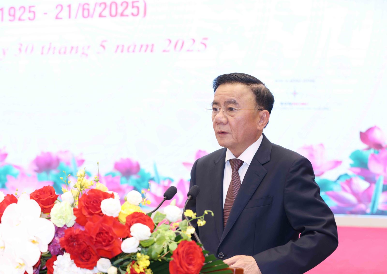 Đồng chí Trần Cẩm Tú, Ủy viên Bộ Chính trị, Thường trực Ban Bí thư: Qua 100 năm xây dựng và phát triển, nền Báo chí Cách mạng Việt Nam đã có những bước phát triển mạnh mẽ cả về số lượng, chất lượng, chương trình, nội dung ấn phẩm, bước đầu đã làm chủ công nghệ truyền thông hiện đại. Nhiều cơ quan báo chí đã phát triển thành cơ quan báo chí đa phương tiện ngang tầm khu vực và thế giới, đội ngũ những người làm báo ngày càng lớn mạnh, vững vàng về bản lĩnh chính trị, giỏi về nghiệp vụ, gương mẫu về đạo đức nghề nghiệp và thực hiện tốt chức trách xã hội. Quá trình toàn cầu hóa, cùng sự phát triển của công nghệ số, trí tuệ nhân tạo mang đến nhiều cơ hội, nhưng cũng đặt ra nhiều thách thức đối với báo chí cách mạng. Báo chí cần đẩy mạnh nghiên cứu, khai thác, ứng dụng thành tựu khoa học công nghệ, chuyển đổi số báo chí gắn với cải cách bộ máy hành chính, xây dựng cơ quan báo chí chuyên nghiệp, hoạt động hiệu năng, hiệu lực, hiệu quả và hội nhập quốc tế. Đồng chí Trần Cẩm Tú, Ủy viên Bộ Chính trị, Thường trực Ban Bí thư: Qua 100 năm xây dựng và phát triển, nền Báo chí Cách mạng Việt Nam đã có những bước phát triển mạnh mẽ cả về số lượng, chất lượng, chương trình, nội dung ấn phẩm, bước đầu đã làm chủ công nghệ truyền thông hiện đại. Nhiều cơ quan báo chí đã phát triển thành cơ quan báo chí đa phương tiện ngang tầm khu vực và thế giới, đội ngũ những người làm báo ngày càng lớn mạnh, vững vàng về bản lĩnh chính trị, giỏi về nghiệp vụ, gương mẫu về đạo đức nghề nghiệp và thực hiện tốt chức trách xã hội. Quá trình toàn cầu hóa, cùng sự phát triển của công nghệ số, trí tuệ nhân tạo mang đến nhiều cơ hội, nhưng cũng đặt ra nhiều thách thức đối với báo chí cách mạng. Báo chí cần đẩy mạnh nghiên cứu, khai thác, ứng dụng thành tựu khoa học công nghệ, chuyển đổi số báo chí gắn với cải cách bộ máy hành chính, xây dựng cơ quan báo chí chuyên nghiệp, hoạt động hiệu năng, hiệu lực, hiệu quả và hội nhập quốc tế.
