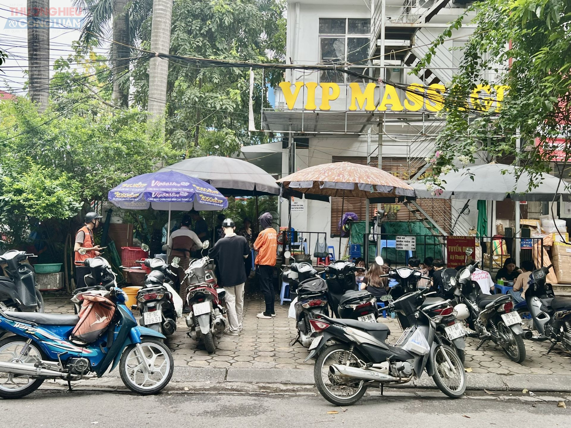 Một quán ăn nhỏ tại đầu ngõ 118 Nguyễn Khánh Toàn, Hà Nội, chủ hàng ưu tiên nhận tiền mặt, nếu chuyển khoản thì phải thêm phí VAT