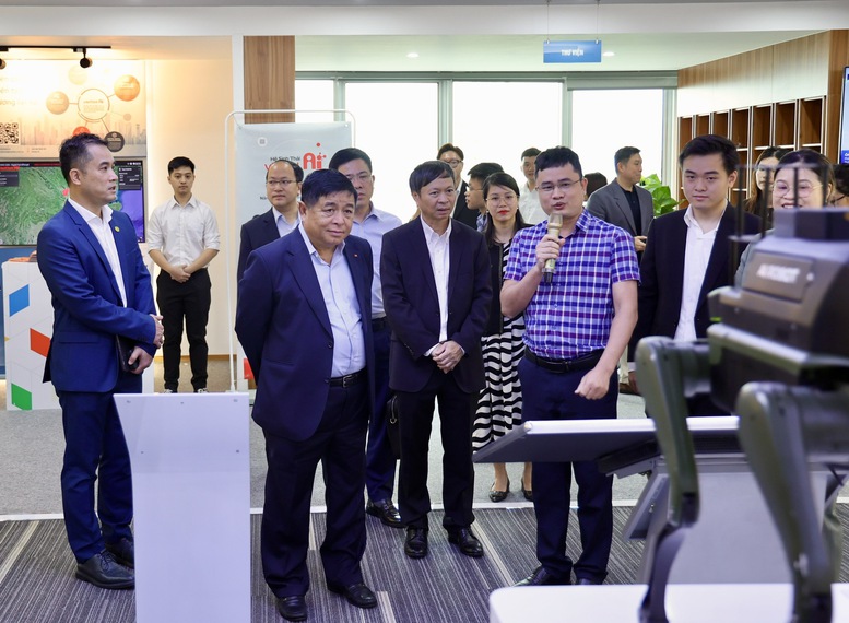 Phó Thủ tướng Nguyễn Chí Dũng tìm hiểu về robot do Viettel AI sản xuất - Ảnh: VGP/Thu Sa