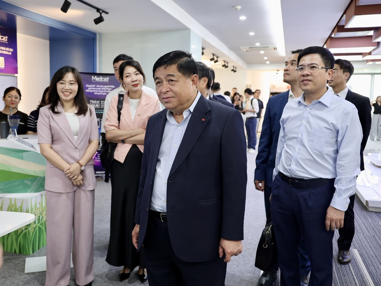 Phó Thủ tướng Nguyễn Chí Dũng tham quan sáng kiến của các doanh nghiệp công nghệ đặt tại NIC - Ảnh: VGP/Thu Sa