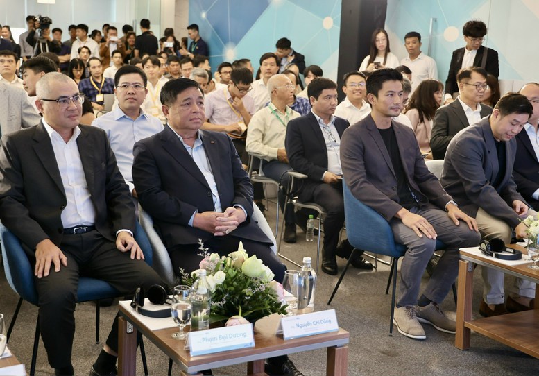Phó Thủ tướng Nguyễn Chí Dũng tham dự sự kiện và lắng nghe những chia sẻ từ các startup tham gia chương trình - Ảnh: VGP/Thu Sa