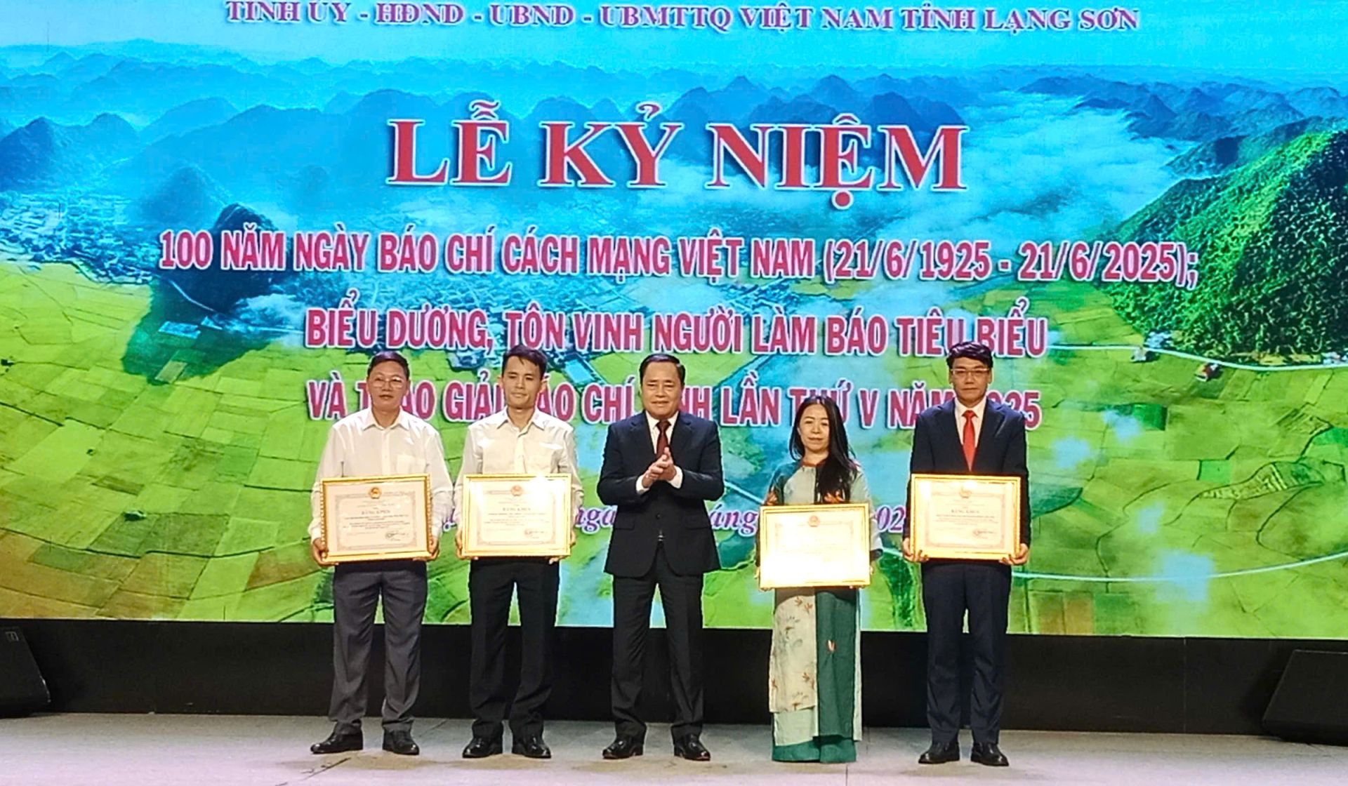 Chủ tịch UBND tỉnh Lạng Sơn Hồ Tiến Thiệu trao bằng khen cho các tập thể đã có thành tích xuất sắc trong phong trào thi đua chào mừng kỷ niệm 100 năm Ngày Báo chí cách mạng Việt Nam (21/6/1925 - 21/6/2025) trên địa bàn tỉnh Lạng Sơn Chủ tịch UBND tỉnh Lạng Sơn Hồ Tiến Thiệu trao bằng khen cho các tập thể đã có thành tích xuất sắc trong phong trào thi đua chào mừng kỷ niệm 100 năm Ngày Báo chí cách mạng Việt Nam (21/6/1925 - 21/6/2025) trên địa bàn tỉnh Lạng Sơn