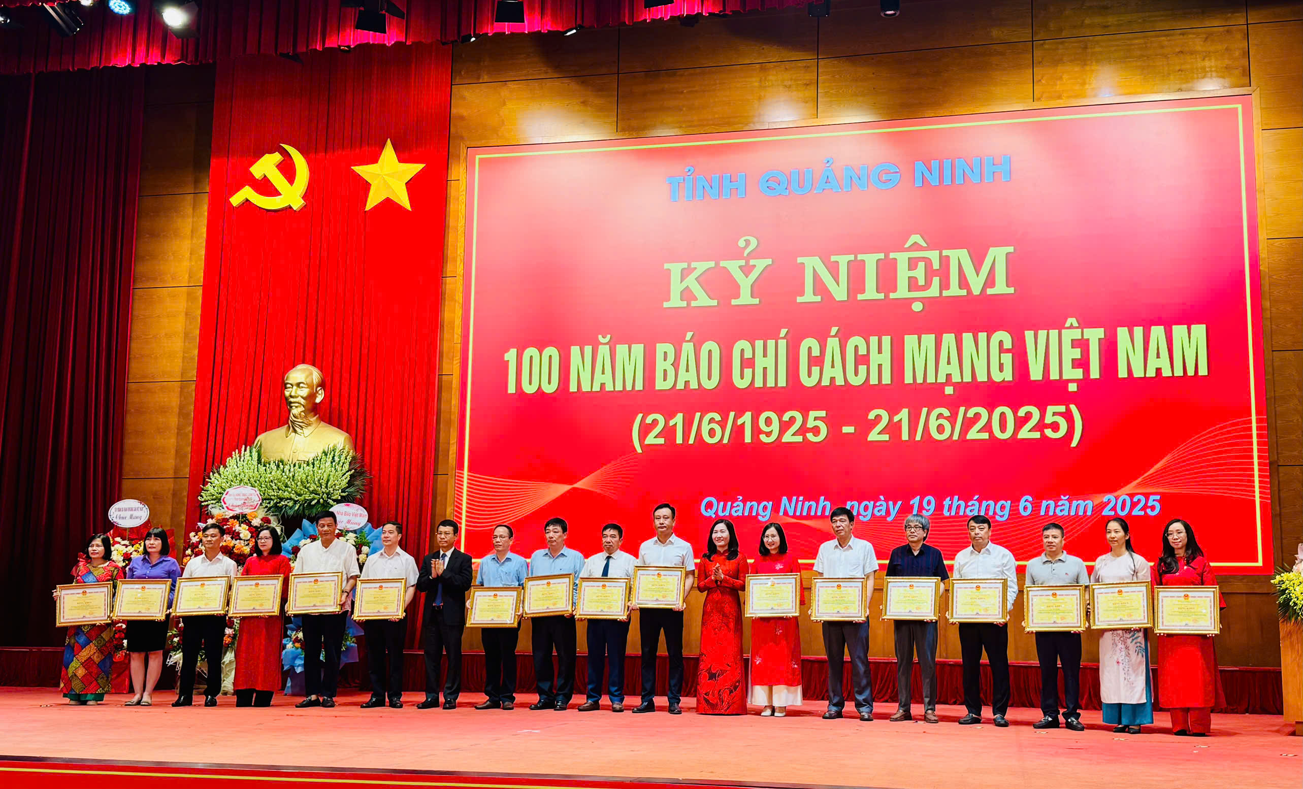 Các đồng chí lãnh đạo tỉnh trao Bằng khen của UBND tỉnh cho các cá nhân có thành tích xuất sắc. Các đồng chí lãnh đạo tỉnh trao Bằng khen của UBND tỉnh cho các cá nhân có thành tích xuất sắc.