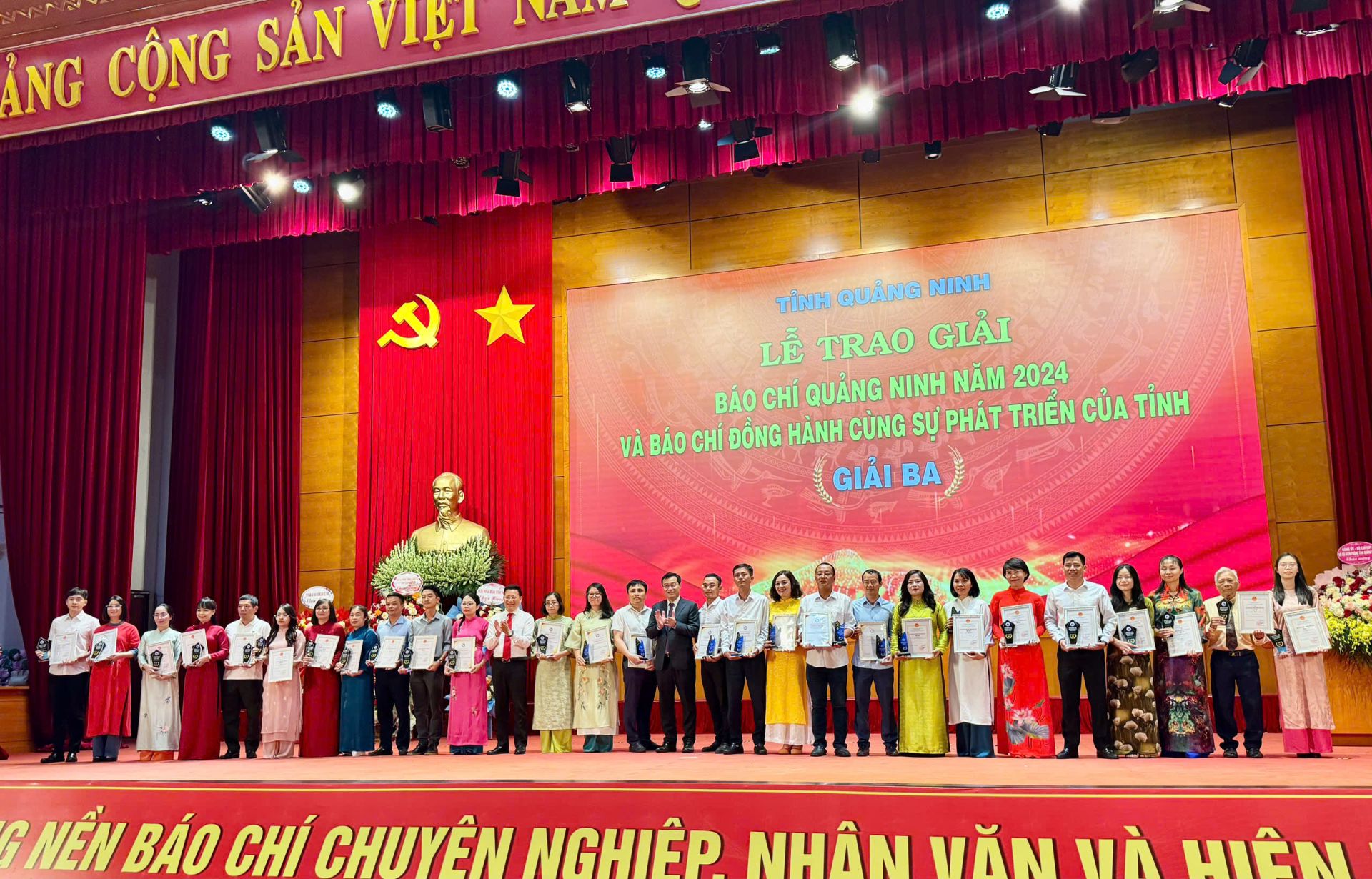 Các tác giả đoạt giải Ba. Các tác giả đoạt giải Ba.