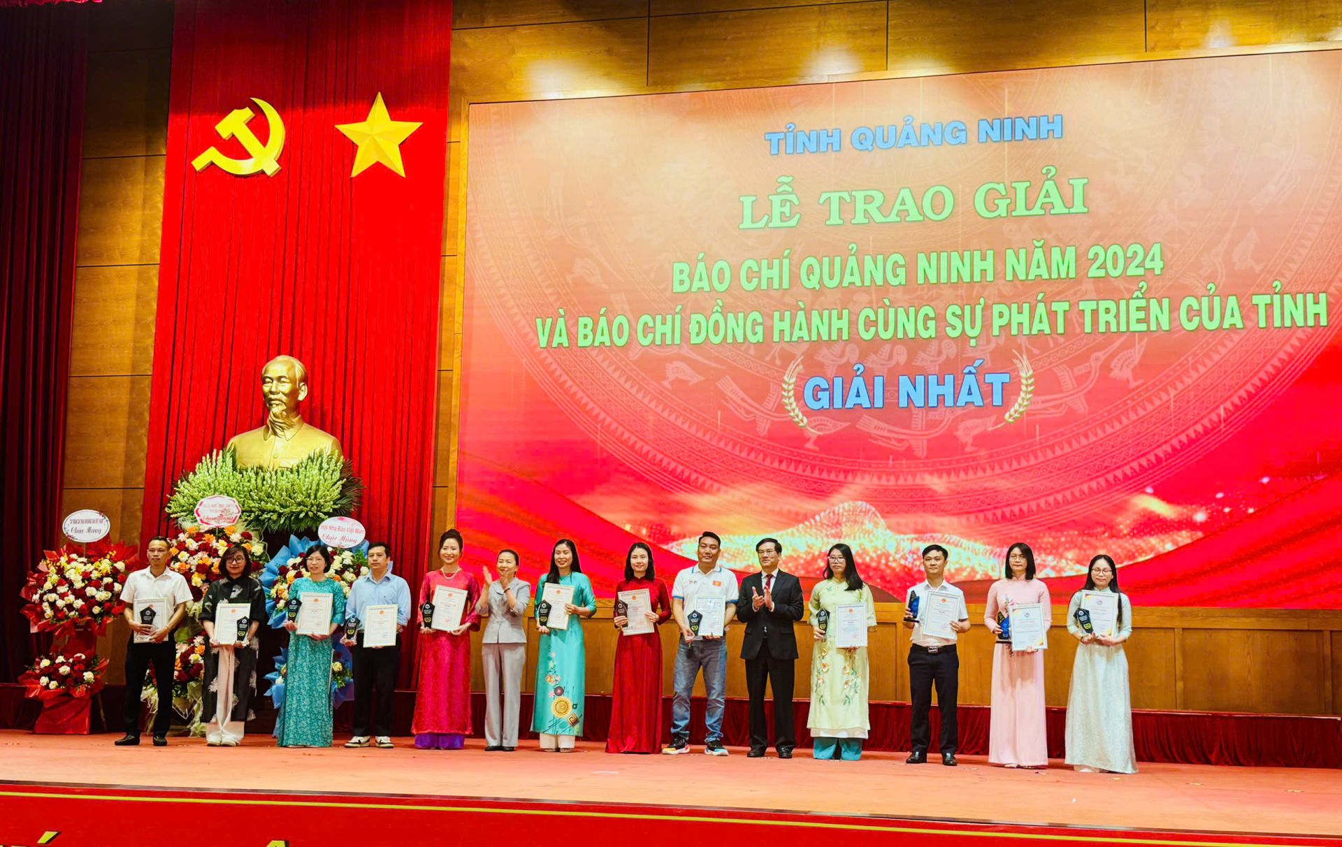 Ông Vũ Quyết Tiến, Phó Bí thư Tỉnh ủy Quảng Ninh trao giải Nhất cho các tác giả đoạt Giải Báo chí tỉnh năm 2024 và Giải Báo chí đồng hành cùng sự phát triển của tỉnh. Ông Vũ Quyết Tiến, Phó Bí thư Tỉnh ủy Quảng Ninh trao giải Nhất cho các tác giả đoạt Giải Báo chí tỉnh năm 2024 và Giải Báo chí đồng hành cùng sự phát triển của tỉnh.