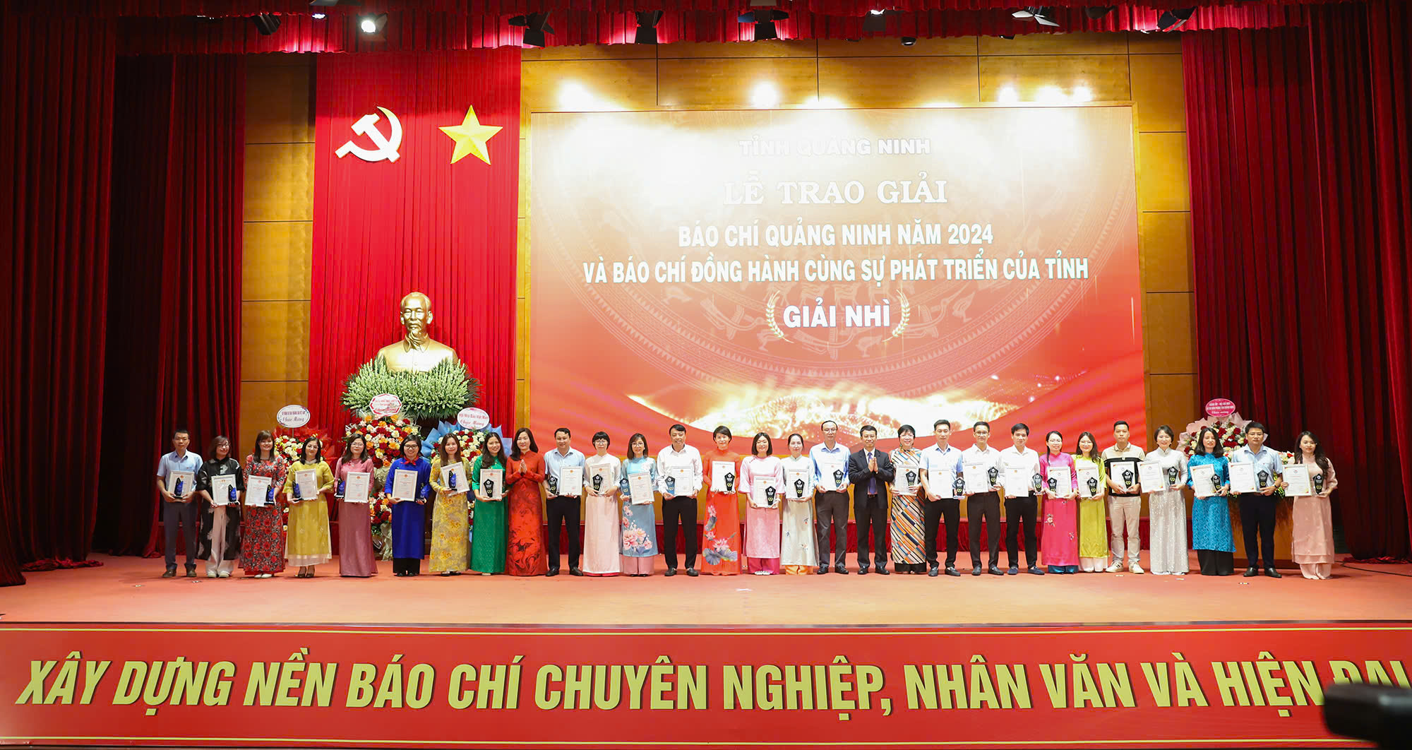 Các tác giả đoạt giải Nhì được trao giải. Các tác giả đoạt giải Nhì được trao giải.