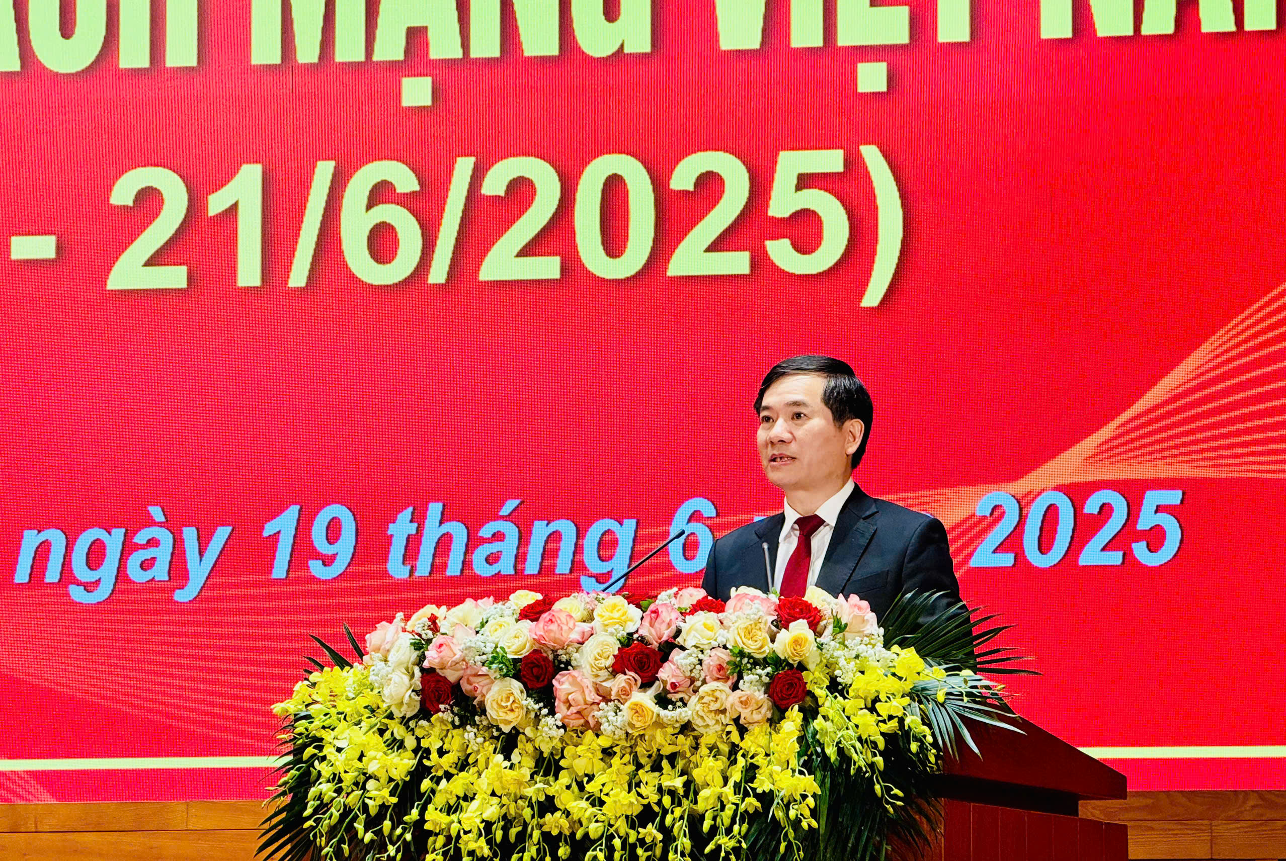 Ông Vũ Quyết Tiến, Phó Bí thư Tỉnh ủy Quảng Ninh, phát biểu tại lễ kỷ niệm. Ông Vũ Quyết Tiến, Phó Bí thư Tỉnh ủy Quảng Ninh, phát biểu tại lễ kỷ niệm.