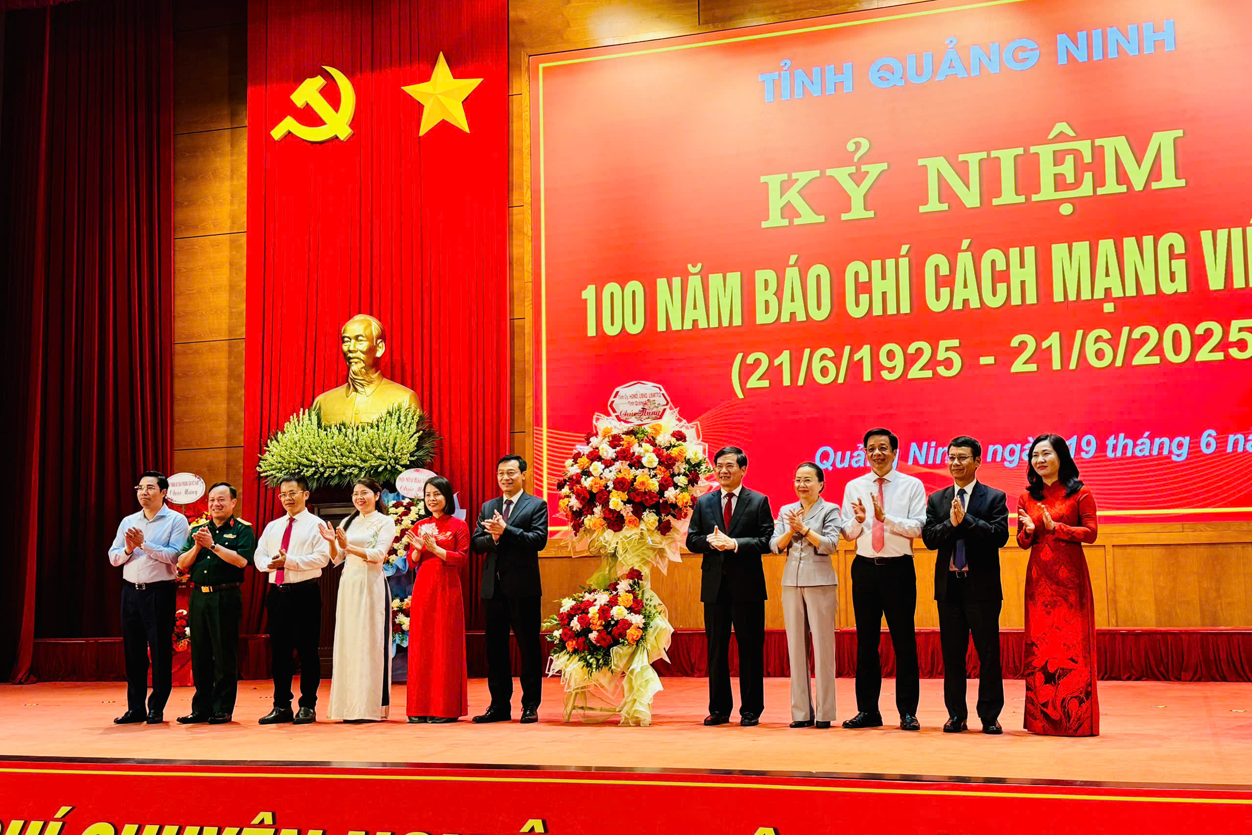 Tỉnh ủy-HĐND-UBND-Ủy ban MTTQ tỉnh tặng hoa chúc mừng kỷ niệm 100 năm Ngày Báo chí Cách mạng Việt Nam, 97 năm Báo Than, 62 năm Báo Quảng Ninh ra số đầu tiên, 42 năm phát sóng Truyền hình Quảng Ninh. Tỉnh ủy-HĐND-UBND-Ủy ban MTTQ tỉnh tặng hoa chúc mừng kỷ niệm 100 năm Ngày Báo chí Cách mạng Việt Nam, 97 năm Báo Than, 62 năm Báo Quảng Ninh ra số đầu tiên, 42 năm phát sóng Truyền hình Quảng Ninh.