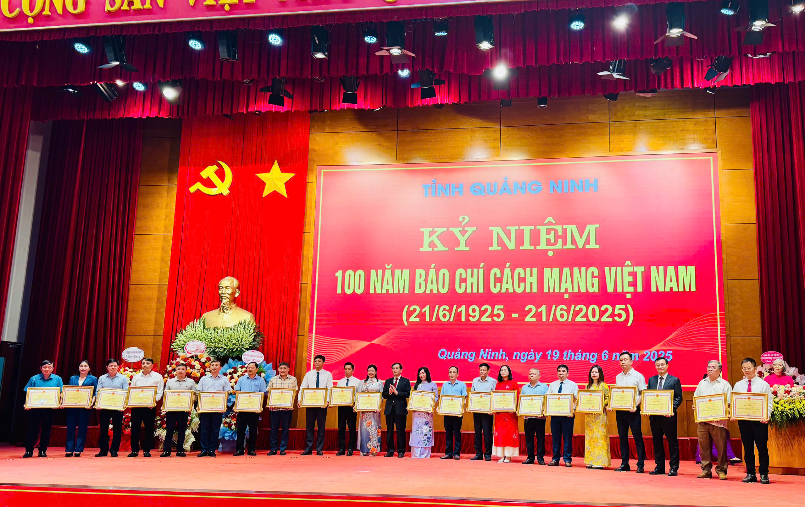 Ông Vũ Quyết Tiến, Phó Bí thư Tỉnh ủy Quảng Ninh trao Bằng khen của UBND tỉnh cho các tập thể có thành tích xuất sắc. Ông Vũ Quyết Tiến, Phó Bí thư Tỉnh ủy Quảng Ninh trao Bằng khen của UBND tỉnh cho các tập thể có thành tích xuất sắc.