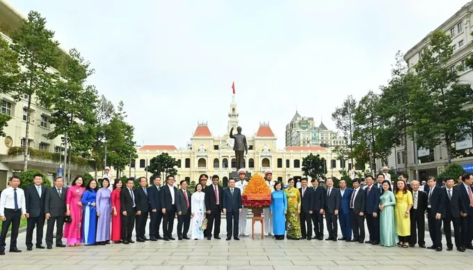 Lãnh đạo TP. Hồ Chí Minh dâng hoa tưởng niệm Chủ tịch Hồ Chí Minh nhân kỷ niệm 100 năm Ngày Báo chí Cách mạng Việt Nam