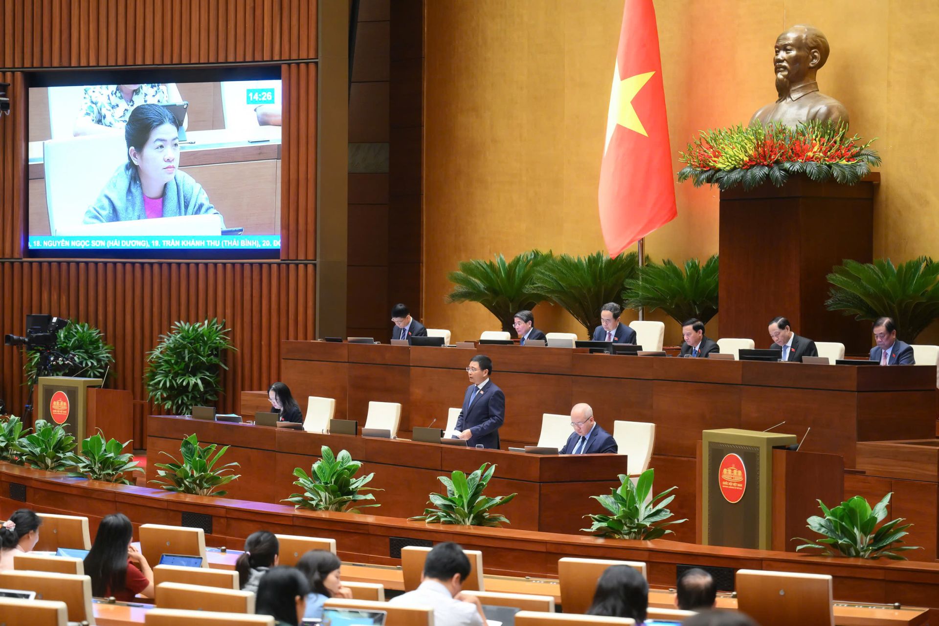 Bộ trưởng Bộ Tài chính Nguyễn Văn Thắng trả lời chất vấn