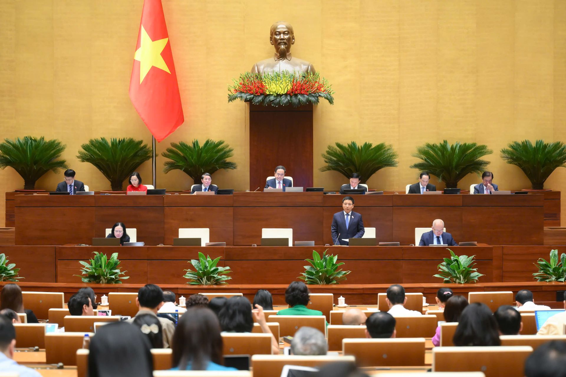 Tư lệnh ngành Tài chính trả lời chất vấn đại biểu Quốc hội về những e ngại của hộ kinh doanh đối với cách tính thuế mới