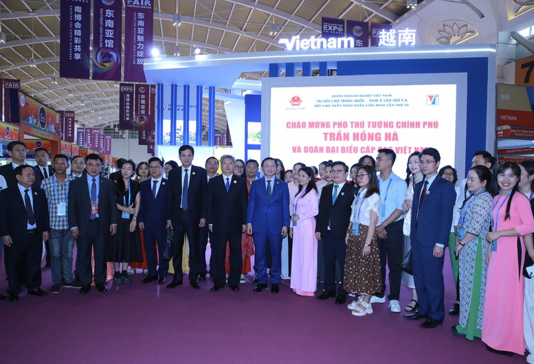 Phó Thủ tướng khẳng định, Việt Nam sẽ tiếp tục cùng Trung Quốc và các nước trong khu vực tăng cường quan hệ hợp tác toàn diện, đẩy mạnh xúc tiến thương mại, đầu tư, thúc đẩy kết nối cơ sở hạ tầng giao thông, mở rộng các hình thức giao lưu nhân dân, phát triển du lịch... - Ảnh: VGP/Minh Khôi Phó Thủ tướng khẳng định, Việt Nam sẽ tiếp tục cùng Trung Quốc và các nước trong khu vực tăng cường quan hệ hợp tác toàn diện, đẩy mạnh xúc tiến thương mại, đầu tư, thúc đẩy kết nối cơ sở hạ tầng giao thông, mở rộng các hình thức giao lưu nhân dân, phát triển du lịch... - Ảnh: VGP/Minh Khôi