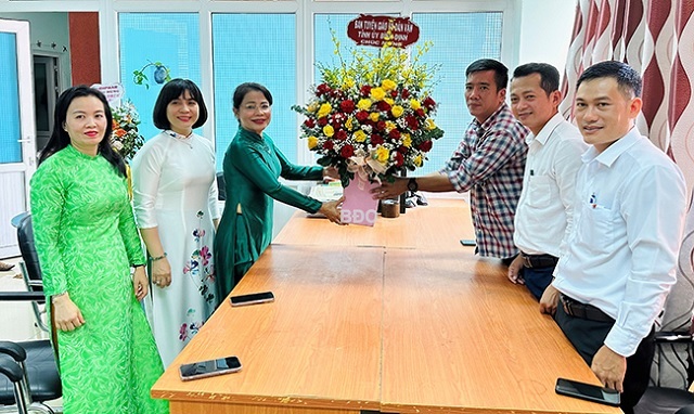 Bà Nguyễn Thị Phong Vũ (thứ 3 từ trái qua) tặng hoa chúc mừng đại diện Báo Nhân Dân tại Bình Định. Ảnh: HD Bà Nguyễn Thị Phong Vũ (thứ 3 từ trái qua) tặng hoa chúc mừng đại diện Báo Nhân Dân tại Bình Định. Ảnh: HD