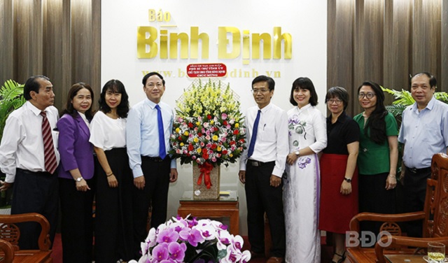 Ông Phạm Anh Tuấn (thứ 4 từ trái qua) thăm và tặng hoa tại Báo Bình Định. Ảnh: H.P Ông Phạm Anh Tuấn (thứ 4 từ trái qua) thăm và tặng hoa tại Báo Bình Định. Ảnh: H.P