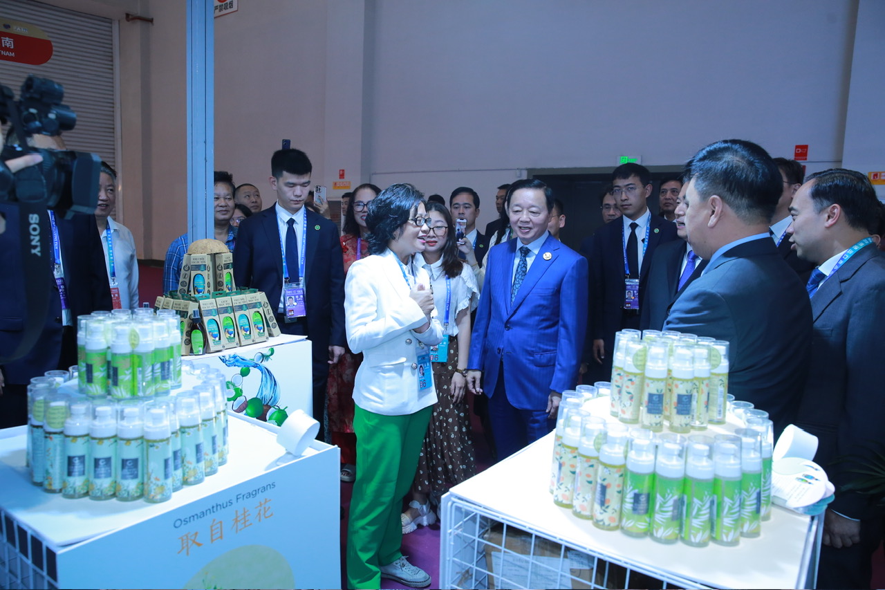 Phó Thủ tướng Trần Hồng Hà thăm các gian hàng các mặt hàng thế mạnh của Việt Nam tại hội chợ - Ảnh: VGP/Minh Khôi Phó Thủ tướng Trần Hồng Hà thăm các gian hàng các mặt hàng thế mạnh của Việt Nam tại hội chợ - Ảnh: VGP/Minh Khôi