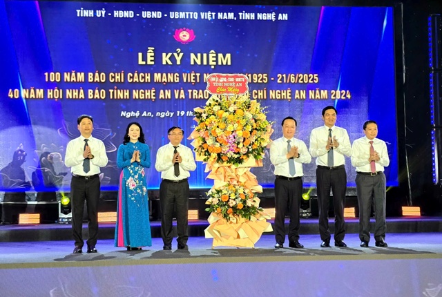 ác đồng chí Thường trực Tỉnh ủy trao tặng lẵng hoa của Tỉnh uỷ, HĐND, UBND, Uỷ ban Mặt trận tổ quốc Việt Nam tỉnh Nghệ An chúc mừng 100 năm Báo chí cách mạng Việt Nam và 40 năm Hội Nhà báo Nghệ An. ác đồng chí Thường trực Tỉnh ủy trao tặng lẵng hoa của Tỉnh uỷ, HĐND, UBND, Uỷ ban Mặt trận tổ quốc Việt Nam tỉnh Nghệ An chúc mừng 100 năm Báo chí cách mạng Việt Nam và 40 năm Hội Nhà báo Nghệ An.