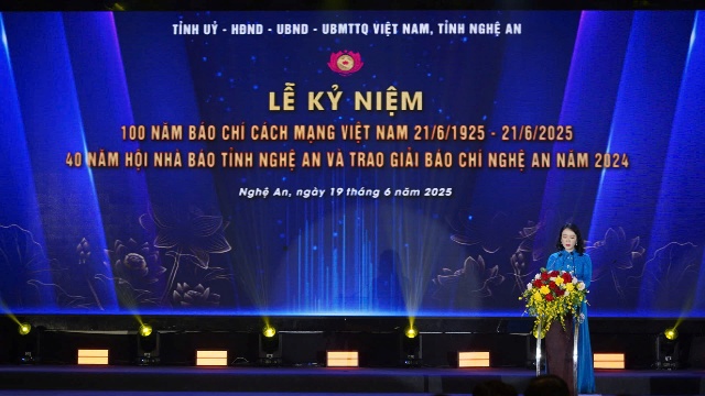 Giám đốc Sở Văn hóa, Thể thao và Du lịch Trần Thị Mỹ Hạnh trình bày diễn văn khai mạc Lễ kỷ niệm. Giám đốc Sở Văn hóa, Thể thao và Du lịch Trần Thị Mỹ Hạnh trình bày diễn văn khai mạc Lễ kỷ niệm.