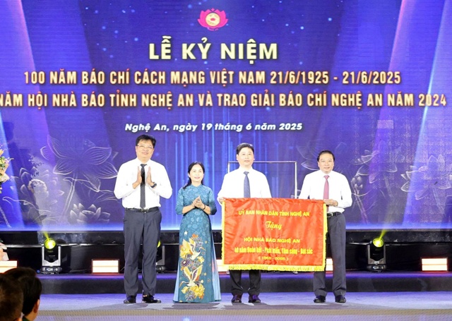 Chủ tịch UBND tỉnh Lê Hồng Vinh trao tặng Bức trướng của UBND tỉnh chúc mừng 40 năm thành lập Hội Nhà báo Nghệ An. Chủ tịch UBND tỉnh Lê Hồng Vinh trao tặng Bức trướng của UBND tỉnh chúc mừng 40 năm thành lập Hội Nhà báo Nghệ An.
