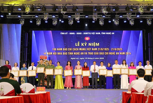 Chủ tịch UBND tỉnh Lê Hồng Vinh tặng Bằng khen cho các tập thể và cá nhân có thành tích xuất sắc trong hoạt động báo chí giai đoạn 2021-2025. Chủ tịch UBND tỉnh Lê Hồng Vinh tặng Bằng khen cho các tập thể và cá nhân có thành tích xuất sắc trong hoạt động báo chí giai đoạn 2021-2025.