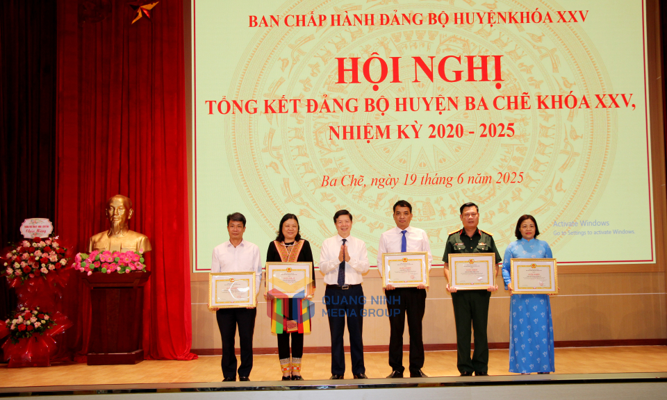 Lãnh đạo huyện Ba Chẽ tặng giấy khen cho các tập thể, cá nhân có thành tích xuất sắc nhiệm kỳ 2020-2025. Lãnh đạo huyện Ba Chẽ tặng giấy khen cho các tập thể, cá nhân có thành tích xuất sắc nhiệm kỳ 2020-2025.