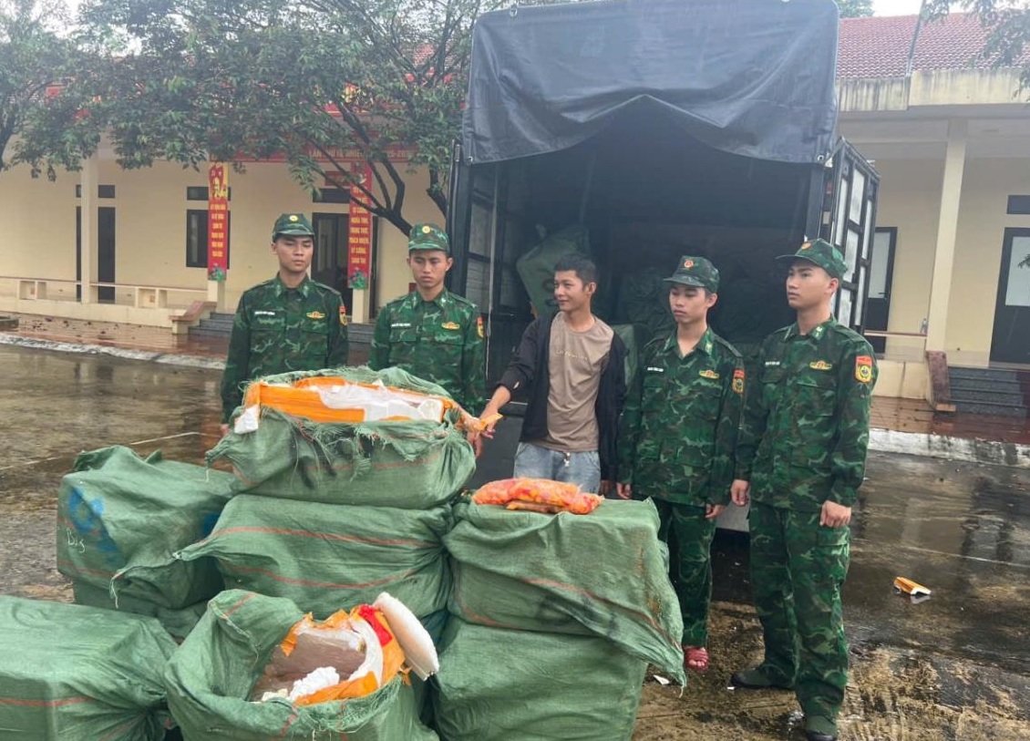 Đồn Biên phòng Quảng Đức bắt vụ vận chuyển số lượng lớn thực phẩm không rõ nguồn gốc không rõ nguồn gốc ngày 13/06/2025.