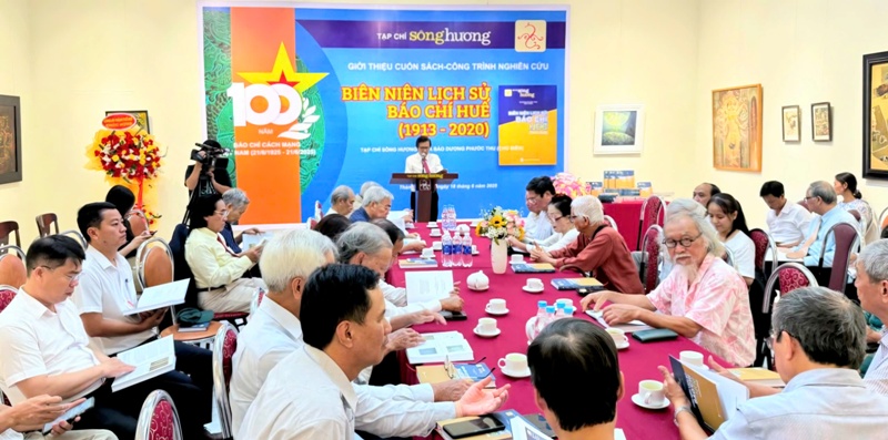 Quang cảnh buổi giới thiệu sách