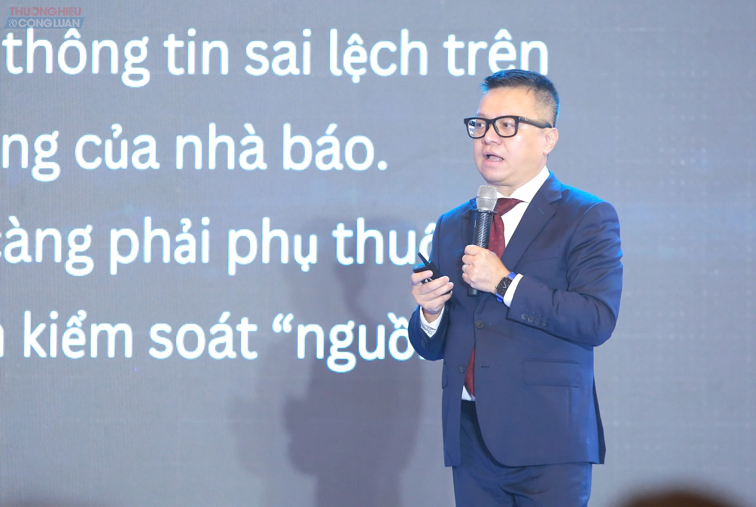 Tổng Biên tập Báo Nhân Dân Lê Quốc Minh chia sẻ tại phiên Khai mạc. Ảnh: Huế Minh