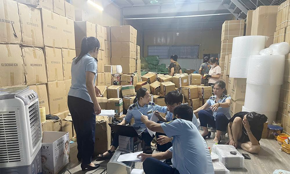 Lực lượng chức năng kiểm tra cơ sở kinh doanh hàng hóa không rõ nguồn gốc ở thành phố Bắc Giang.