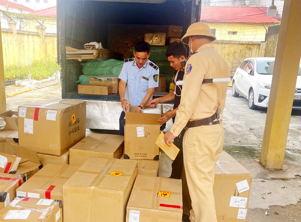 Bắc Giang: Liên tiếp phát hiện 3 xe ô tô vận chuyển hàng hóa không rõ nguồn gốc