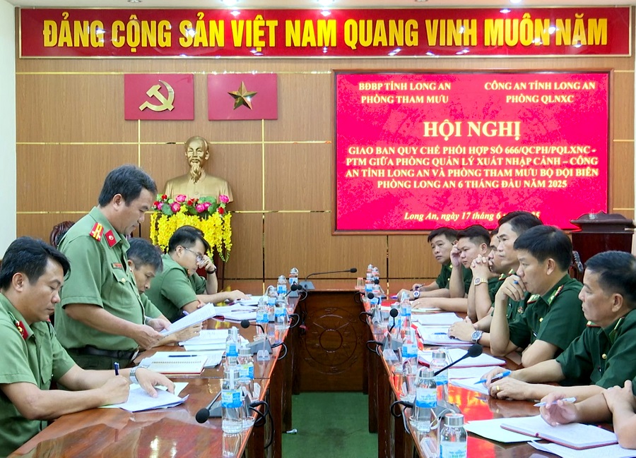 Phòng Quản lý Xuất nhập cảnh/ Công an tỉnh và Phòng Tham mưu/ BĐBP tỉnh Long An giao ban quy chế phối hợp 6 tháng đầu năm 2025