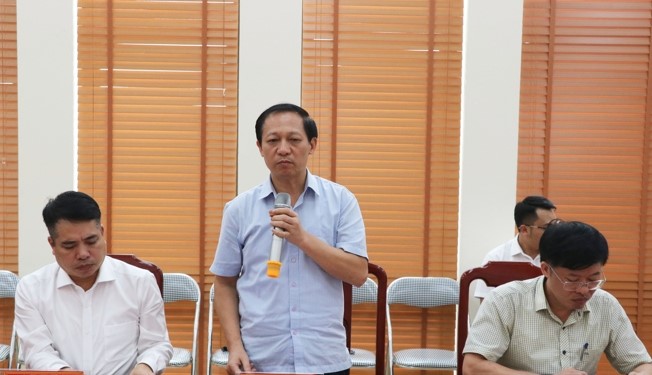 Giám đốc Sở Nội vụ Lê Hồng Phúc phát biểu ý kiến tại buổi làm việc. Giám đốc Sở Nội vụ Lê Hồng Phúc phát biểu ý kiến tại buổi làm việc.