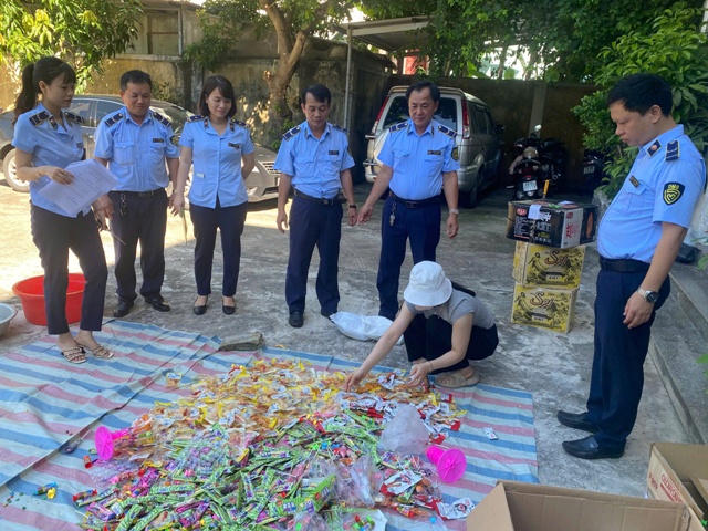 Quảng Bình: Tiêu hủy hơn 1.200 sản phẩm thực phẩm và mỹ phẩm nhập lậu không đảm bảo an toàn