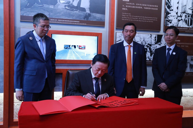 Ghi sổ vàng lưu niệm, Phó Thủ tướng Trần Hồng Hà bày tỏ xúc động đến thăm Khu di tích, nơi lưu giữ nhiều hình ảnh và tư liệu quý về Chủ tịch Hồ Chí Minh, người đặt nền móng cho mối quan hệ hữu nghị "vừa là đồng chí, vừa là anh em" Việt Nam - Trung Quốc - Ảnh: VGP/Minh Khôi Ghi sổ vàng lưu niệm, Phó Thủ tướng Trần Hồng Hà bày tỏ xúc động đến thăm Khu di tích, nơi lưu giữ nhiều hình ảnh và tư liệu quý về Chủ tịch Hồ Chí Minh, người đặt nền móng cho mối quan hệ hữu nghị "vừa là đồng chí, vừa là anh em" Việt Nam - Trung Quốc - Ảnh: VGP/Minh Khôi