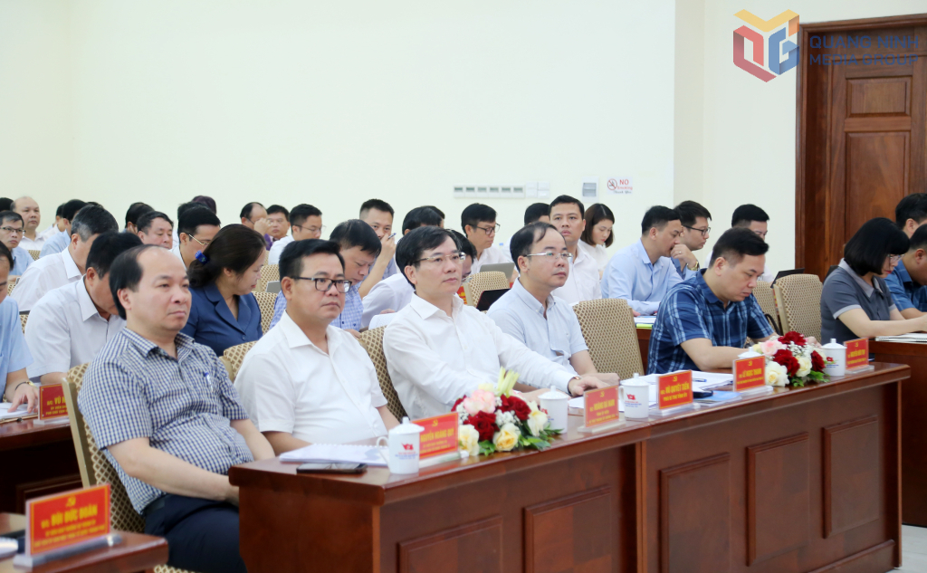 Các đại biểu dự hội nghị của Ban Chấp hành Đảng bộ TP Hạ Long. Các đại biểu dự hội nghị của Ban Chấp hành Đảng bộ TP Hạ Long.