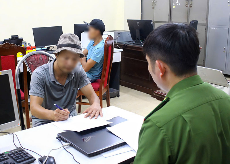 Lực lượng chức năng làm việc với lái xe khách chở hàng hóa không rõ nguồn gốc.